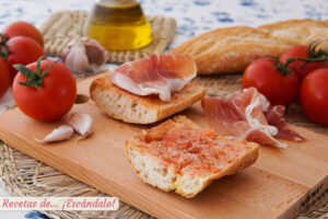 Pantumaca, pan con tomate o pa amb tomàquet y jamón