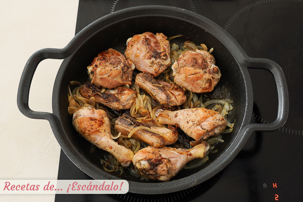 Pollo con sofrito de ajos y cebolla coca cola