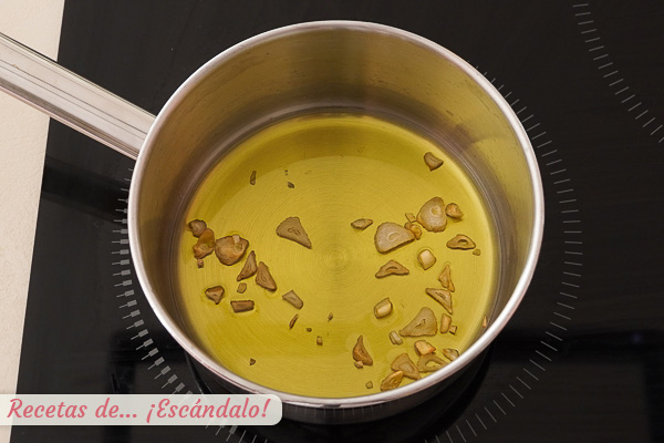 Aceite con ajos salmonetes